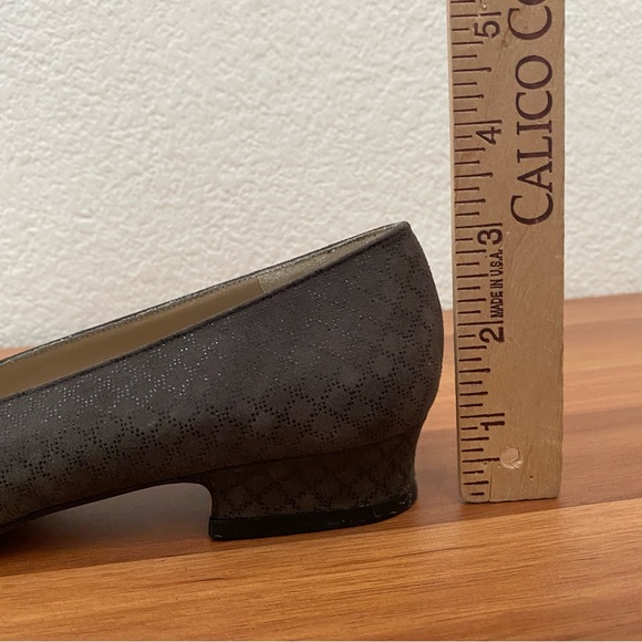 Vintage SALVATORE FERRAGAMO Taupe Diamond Print Suede Low Heel Pumps Size 6 AAAA - Picture 10 of 15